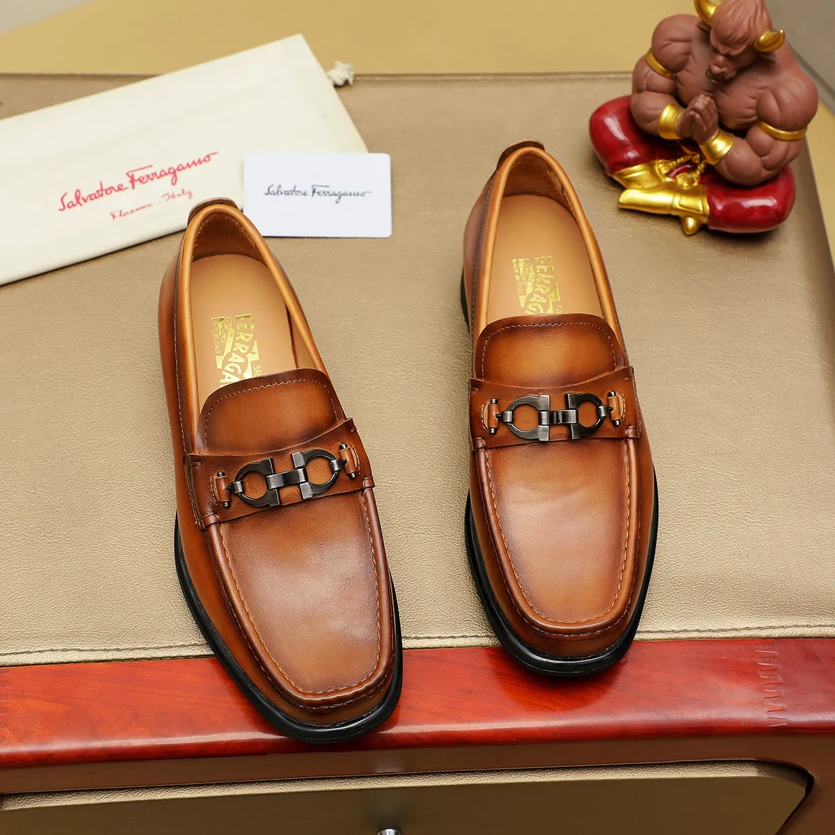 Men's shoes 250 Ferragamo [Ferragamo] top imported suit men's shoes 💯Original copy of the official website, product materials: selected imported embossed calfskin + luxury hardware buckle accessories ~ imported water-dyed cow 🐂 leather lining. Strong three-dimensional visual effect, original combination outsole, multiple colors available😘 Size: 39-44 (38.45.46. Customized)